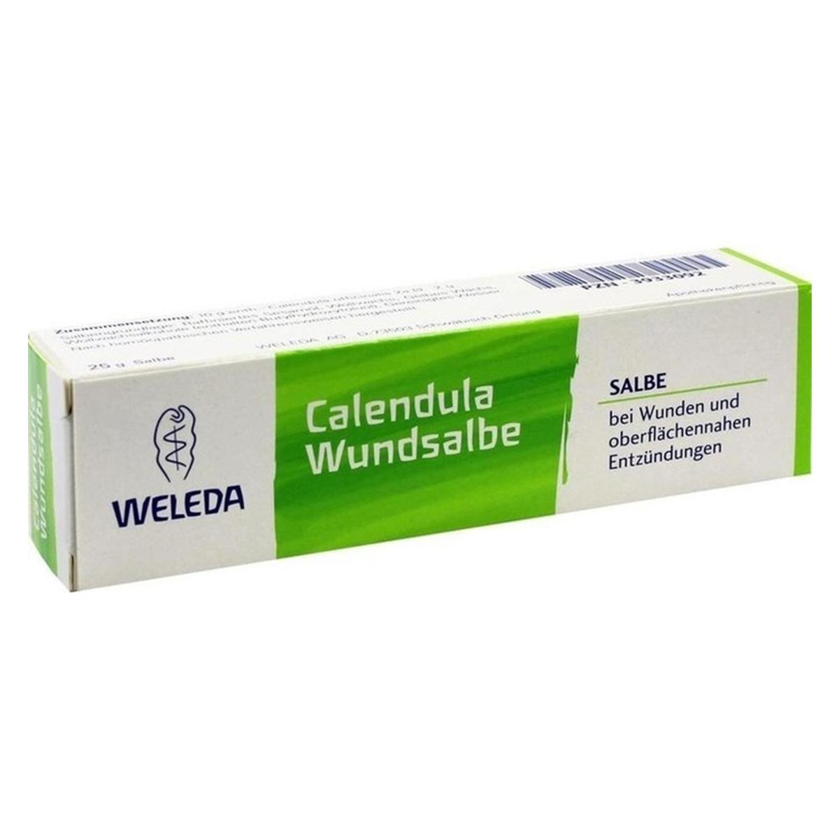 Weleda Calendula-Wundsalbe 10% Voide; valkoinen ja vihreä laatikko Weleda Calendula Wundsalbe -rauhoittavaa voidetta haavojen ja pinnallisten tulehdusten hoitoon; pakkauksessa Weleda-merkki ja saksankielinen teksti; materiaali on mattapintainen pahvi, muoto suorakulmainen, pääetiketissä groteskitypografia ja tuotenimi tummanvihreällä; ei ihmisiä tai käsiä näkyvissä, yksivärinen tausta, studiotyylinen tuotekuva.
