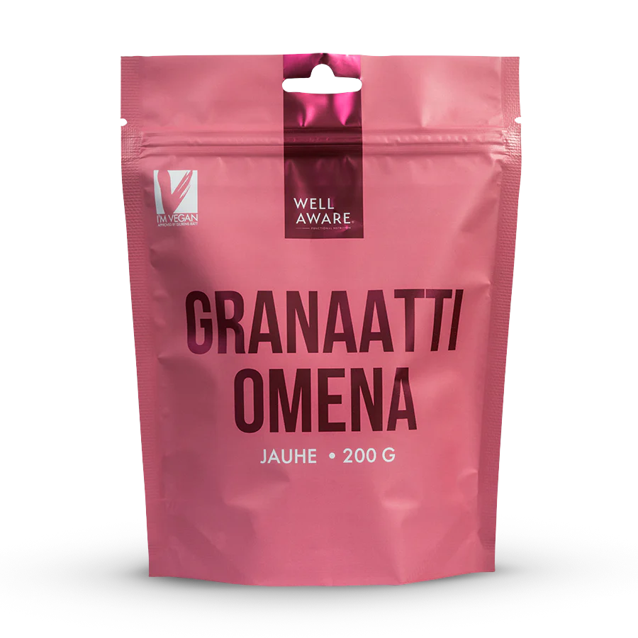 Vaaleanpunainen uudelleensuljettava pussi, jossa lukee Well Aware Granaattiomena Jauhe 200g sekä vegaanisymboli, sisältää antioksidanttipitoista granaattiomenajauhetta; mattapintainen muovipussi seisoo pystyssä ja näyttää valkoista groteskitekstiä; pinta sileä ilman muita koristeita tai kuvioita; ei ihmisiä tai käsiä näkyvissä; tausta yksinkertainen ja siisti, kuvattu edestä.