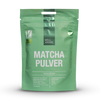 WellAware Luomu Matcha jauhe; vihreä uudelleensuljettava pussi tekstillä Well Aware Matcha Pulver Ekologiskt, näyttää vegaani- ja luomusymboleita ja korostaa matchan kulinaarista alkuperää Japanista; pakkaus matta ja suorakulmainen selkeällä groteskikirjasimella; symbolit sijoitettu pääotsikon alle; valkoinen tausta, ei ihmisiä tai rekvisiittaa.
