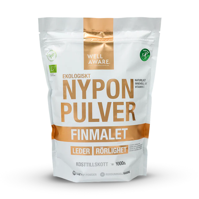 Valkoinen ja kultainen uudelleensuljettava pussi mattapinnalla, suorakaiteen muotoinen, seisoo pystyssä; etusivulla luettava etikettiteksti Well Aware Ekologiskt Nyponpulver Finmalet sekä 1000g; typografia moderni ja groteskia; pinta vaikuttaa sileältä; ei ihmisiä tai käsiä näkyvissä; tausta yhtenäisen valkoinen tasaisessa valaistuksessa selkeää tuotenäkymää varten. Valkoinen ja kultainen pussi sisältää 1000 g luomuruusunmarjajauhetta, sopii niille, jotka arvostavat luonnollisia raaka-aineita.