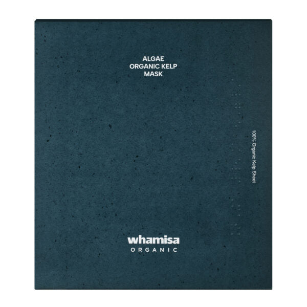 Whamisa Algae Kelp Mask; tummansininen-vihreä pussi tekstillä ”ALGAE ORGANIC KELP MASK”, ”whamisa ORGANIC” ja ”100% Organic Kelp Bio Sheet” valkoisella tekstillä; pakkaus suorakaiteen muotoinen ja litteä mattapinnalla; kaikki näkyvä typografia yksinkertaista groteskia keskitettynä etusivulle; tuote vaaleaa tasaista taustaa vasten, ei muita esineitä tai ihmisiä.