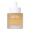 Whamisa Cactus Wrinkle & Brightening Magic Serum; huurrelasinen tippapullo tekstillä ”Cactus Magic Serum”, valkoinen korkki ja kirkasta kultaisensävyistä kaktusuutteista nestettä sisällä; pullo lieriömäinen, mattapintainen lasi; etikettiteksti modernilla groteskifontilla mustalla musteella valkoisella etiketillä; tausta tasainen valkoinen; ei ihmisiä tai käsiä; kuva suora ja tiiviisti rajattu.