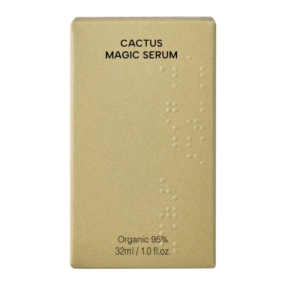 Whamisa Cactus Wrinkle & Brightening Magic Serum; beige suorakaiteen muotoinen rasia tekstillä ”CACTUS MAGIC SERUM”, pistekirjoituspisteitä oikealla ja alaosassa merkintä ”Organic 95%, 32ml / 1.0 fl.oz.”; pinta mattapintainen mustalla groteskitekstillä ja pystysuunnassa aseteltuja graafisia elementtejä; ei ihmisiä tai muita esineitä; kuvassa vain tuote tasaisella taustalla.