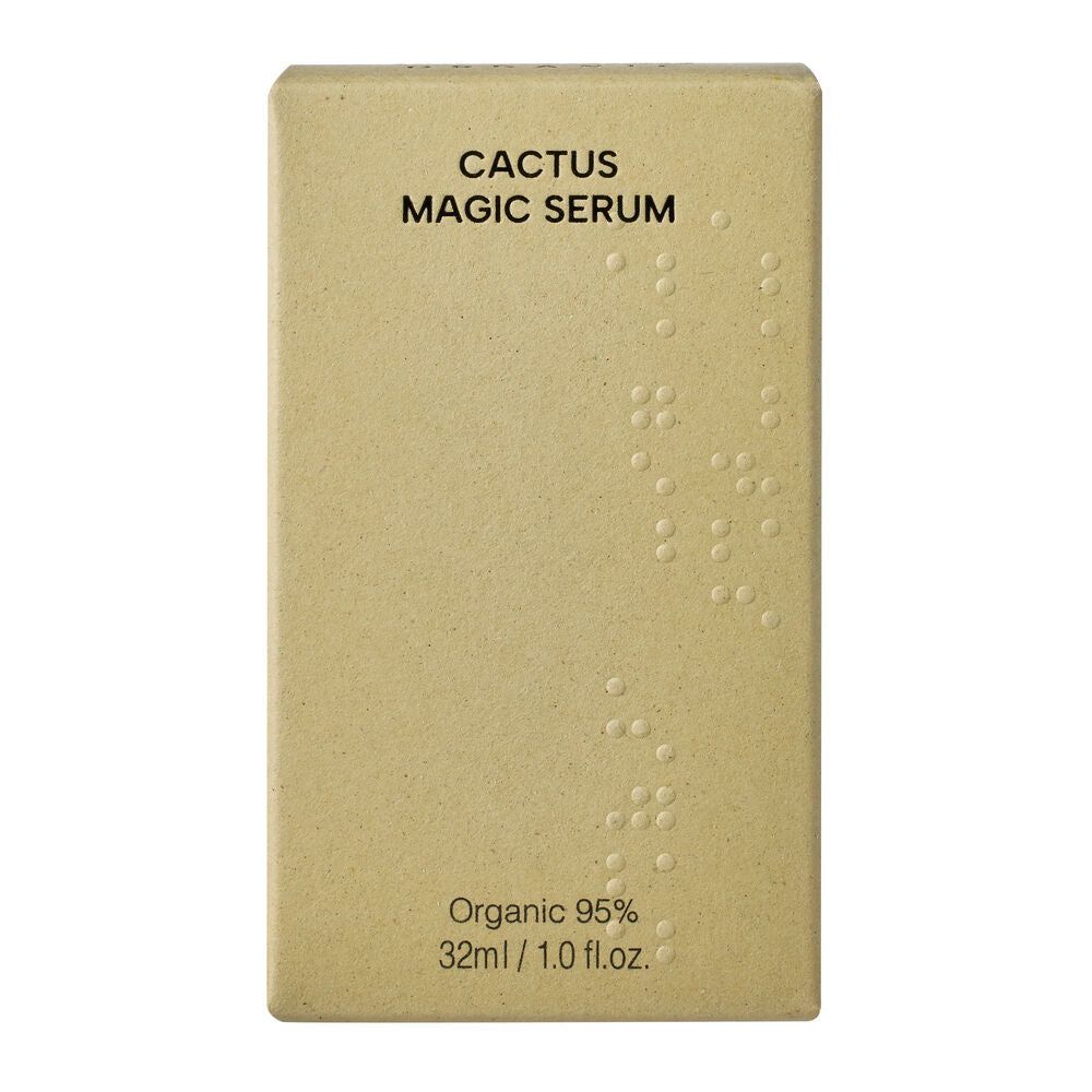 Whamisa Cactus Wrinkle & Brightening Magic Serum; beige suorakaiteen muotoinen rasia tekstillä ”CACTUS MAGIC SERUM”, pistekirjoituspisteitä oikealla ja alaosassa merkintä ”Organic 95%, 32ml / 1.0 fl.oz.”; pinta mattapintainen mustalla groteskitekstillä ja pystysuunnassa aseteltuja graafisia elementtejä; ei ihmisiä tai muita esineitä; kuvassa vain tuote tasaisella taustalla.