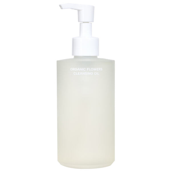 Whamisa Organic Flowers Cleansing Oil; läpikuultava huurremuovinen pumppupullo lieriömäisellä muodolla ja pyöristetyillä olkaosilla, etusivulla pieni pelkistetty teksti ”Organic Flowers Cleansing Oil”; pinta mattapintainen; pullossa nestettä ja valkoinen muovinen pumppuannostelija; ei ihmisiä tai käsiä; kuvaustausta tasainen valkoinen pehmeässä valaistuksessa.