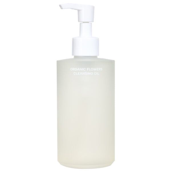 Whamisa Organic Flowers Cleansing Oil; läpikuultava huurremuovinen pumppupullo lieriömäisellä muodolla ja pyöristetyillä olkaosilla, etusivulla pieni pelkistetty teksti ”Organic Flowers Cleansing Oil”; pinta mattapintainen; pullossa nestettä ja valkoinen muovinen pumppuannostelija; ei ihmisiä tai käsiä; kuvaustausta tasainen valkoinen pehmeässä valaistuksessa.