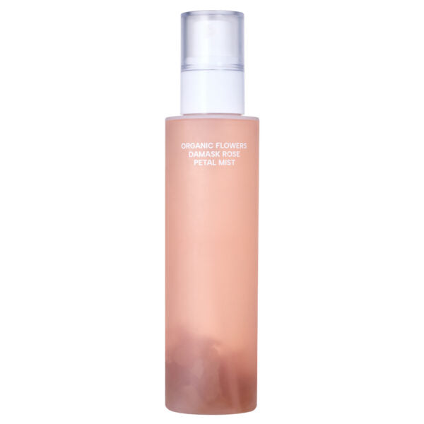 Whamisa Organic Flowers Damask Rose Petal Mist; läpikuultava vaaleanpunainen muovinen suihkepullo valkoisella muovikorkilla, lieriömäinen muoto ja kiiltävä pinta; sisällä kirkasta nestettä ja pohjalle laskeutuneita damaskoruusun terälehtiä; etusivulla teksti groteskifontilla ”Organic Flowers Damask Rose Petal Mist”; ei ihmisiä tai käsiä; tausta vaalea ja tasainen, tuote keskitettynä kuvassa.