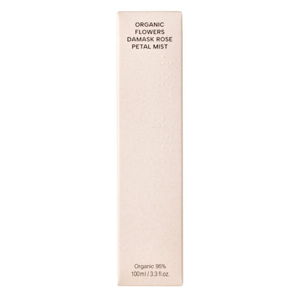 Whamisa Organic Flowers Damask Rose Petal Mist; beige suorakaiteen muotoinen rasia mattapinnalla; näkyvässä etiketissä teksti ”Organic Flowers Damask Rose Petal Mist”, merkintä 95 % luonnonmukaisista ainesosista ja ”100ml / 3.3 fl. oz.”; etupaneelissa groteski- ja antiikvatyyppografiaa mustana ja pehmeänvaaleanpunaisena; ei ihmisiä, käsiä tai rekvisiittaa; rasia kuvattu tasaisella valkoisella taustalla puhtaassa tuotekuvassa.