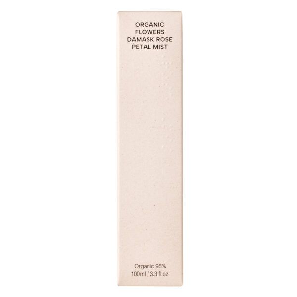 Whamisa Organic Flowers Damask Rose Petal Mist; beige suorakaiteen muotoinen rasia mattapinnalla; näkyvässä etiketissä teksti ”Organic Flowers Damask Rose Petal Mist”, merkintä 95 % luonnonmukaisista ainesosista ja ”100ml / 3.3 fl. oz.”; etupaneelissa groteski- ja antiikvatyyppografiaa mustana ja pehmeänvaaleanpunaisena; ei ihmisiä, käsiä tai rekvisiittaa; rasia kuvattu tasaisella valkoisella taustalla puhtaassa tuotekuvassa.