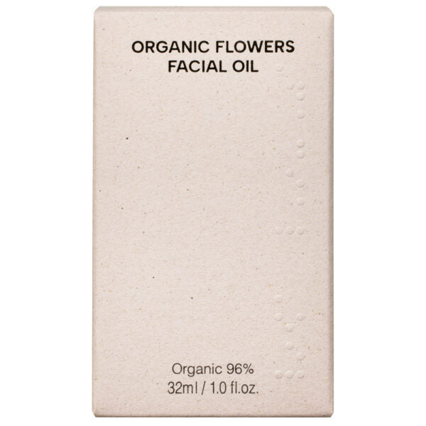 Whamisa Organic Flowers Facial Oil Deep Rich; suorakaiteen muotoinen beige pahvirasia mattapinnalla; etusivun etiketissä teksti ”Organic Flowers Facial Oil”, alaosassa lisäksi ”Organic 96%, 32ml / 1.0 fl.oz.”; kirjasintyyppi yksinkertainen ja groteski; rasian pinnoissa ei kuvituksia, vain tekstiä; tausta neutraali ja tasainen, ei näkyvää rekvisiittaa tai ihmisiä.