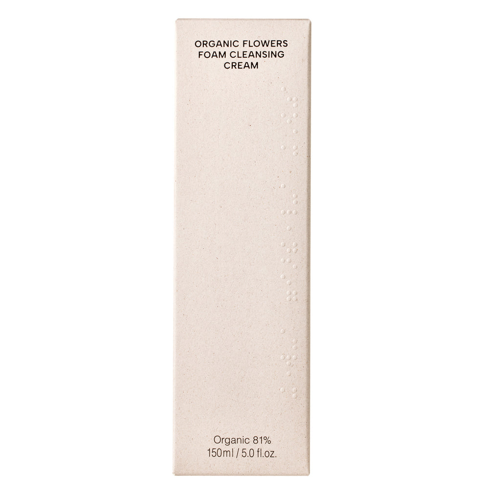 Whamisa Organic Flowers Foam Cleansing Cream; suorakaiteen muotoinen beige rasia tekstillä ”Organic Flowers Foam Cleansing Cream, 150ml/5.0 fl. oz.”, yksinkertaista groteskitekstiä, pistekirjoituspisteitä etusivulla sekä merkintä 81 % luonnonmukaisesta ihonhoidosta; mattapintainen; ei ihmisiä tai käsiä; tausta tasainen, suoraviivainen tuotekuva.