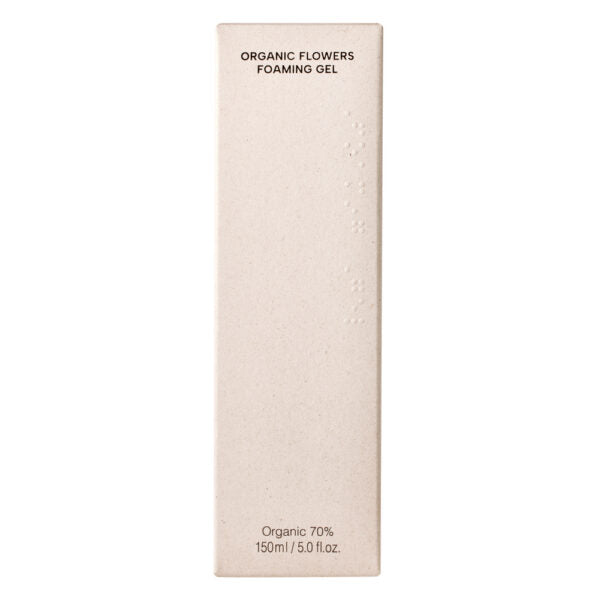 Whamisa Organic Flowers Foaming Gel; beige suorakaiteen muotoinen rasia tekstillä ”Organic Flowers Foaming Gel, 150ml (5.0 fl oz)”; pakkauksessa yksinkertaista mustaa tekstiä modernilla groteskifontilla ja hienovaraista pistekuviointia pinnalla; etiketti viittaa luonnonmukaisiin ainesosiin; pinta mattapintainen; ei ihmisiä tai käsiä; tuote täyttää suurimman osan kuvasta neutraalia tasaista taustaa vasten.