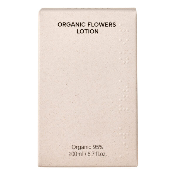 Whamisa Organic Flowers Lotion Double Rich; beige suorakaiteen muotoinen rasia tekstillä ”Organic Flowers Lotion”, merkinnät ”Organic 95%” ja ”200ml / 6.7 fl. oz.” yksinkertaisella groteskifontilla; pakkauksen pinta mattapintainen pienin kohokuvioiduin pistein oikealla reunalla; ei ihmisiä tai käsiä, tausta tasainen, kuva suoraan edestä; pelkistetty suunnittelu korostaa pieniä kohokuvioituja pisteitä.
