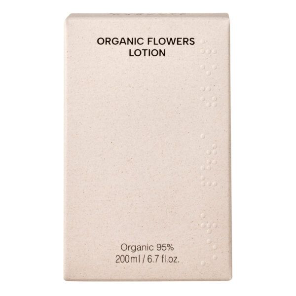 Whamisa Organic Flowers Lotion Double Rich; beige suorakaiteen muotoinen rasia tekstillä ”Organic Flowers Lotion”, merkinnät ”Organic 95%” ja ”200ml / 6.7 fl. oz.” yksinkertaisella groteskifontilla; pakkauksen pinta mattapintainen pienin kohokuvioiduin pistein oikealla reunalla; ei ihmisiä tai käsiä, tausta tasainen, kuva suoraan edestä; pelkistetty suunnittelu korostaa pieniä kohokuvioituja pisteitä.