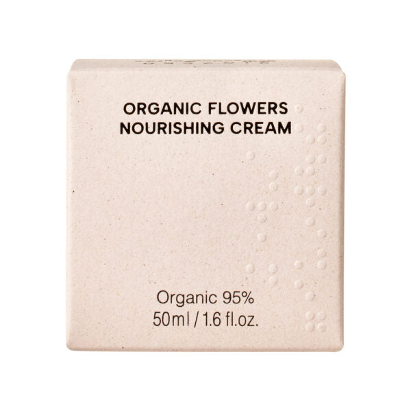 Whamisa Organic Flowers Nourishing Cream; beige rasia tekstillä ”ORGANIC FLOWERS NOURISHING CREAM”, alla teksti ”Organic 95%” ja ”50ml / 1.6 fl. oz.”; rasia suorakaiteen muotoinen mattapinnalla, oikeassa reunassa pieniä kohokuvioituja pisteitä; pääetiketti versaalikirjaimin; ei ihmisiä tai käsiä, tausta tasainen ja vaalea.
