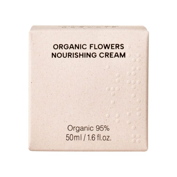 Whamisa Organic Flowers Nourishing Cream; beige rasia tekstillä ”ORGANIC FLOWERS NOURISHING CREAM”, alla teksti ”Organic 95%” ja ”50ml / 1.6 fl. oz.”; rasia suorakaiteen muotoinen mattapinnalla, oikeassa reunassa pieniä kohokuvioituja pisteitä; pääetiketti versaalikirjaimin; ei ihmisiä tai käsiä, tausta tasainen ja vaalea.