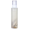 Whamisa Organic Flowers Olive Leaf Mist; läpikuultava muovinen suihkepullo lieriömäisenä pystyssä; tuotteessa kirkas, istuva korkki ja sisällä näkyvää vihreää kasviainesta; etusivun etiketissä teksti ”Organic Herb Olive Leaf Mist” siistillä mustalla groteskilla; tausta valkoinen ja tasaisesti valaistu; ei ihmisiä tai käsiä kuvassa.