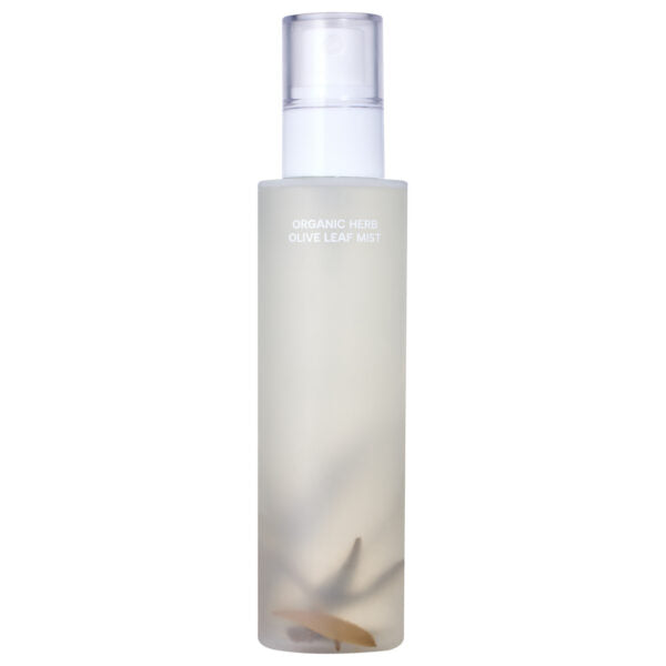 Whamisa Organic Flowers Olive Leaf Mist; läpikuultava muovinen suihkepullo lieriömäisenä pystyssä; tuotteessa kirkas, istuva korkki ja sisällä näkyvää vihreää kasviainesta; etusivun etiketissä teksti ”Organic Herb Olive Leaf Mist” siistillä mustalla groteskilla; tausta valkoinen ja tasaisesti valaistu; ei ihmisiä tai käsiä kuvassa.