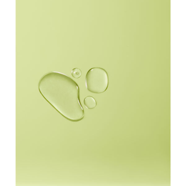 Whamisa Organic Flowers Olive Leaf Mist; neljä kirkasta nestepisaraa sileällä, vaaleanvihreällä pinnalla muodostaen abstrakteja, kastepintaisia muotoja; ei näkyvää tuotetyyppiä, pakkausta tai tekstiä; ei ihmisiä tai käsiä kuvassa; tausta yksivärinen ja mattapintainen; kuva otettu ylhäältä tiiviisti pisaroiden ympäriltä.