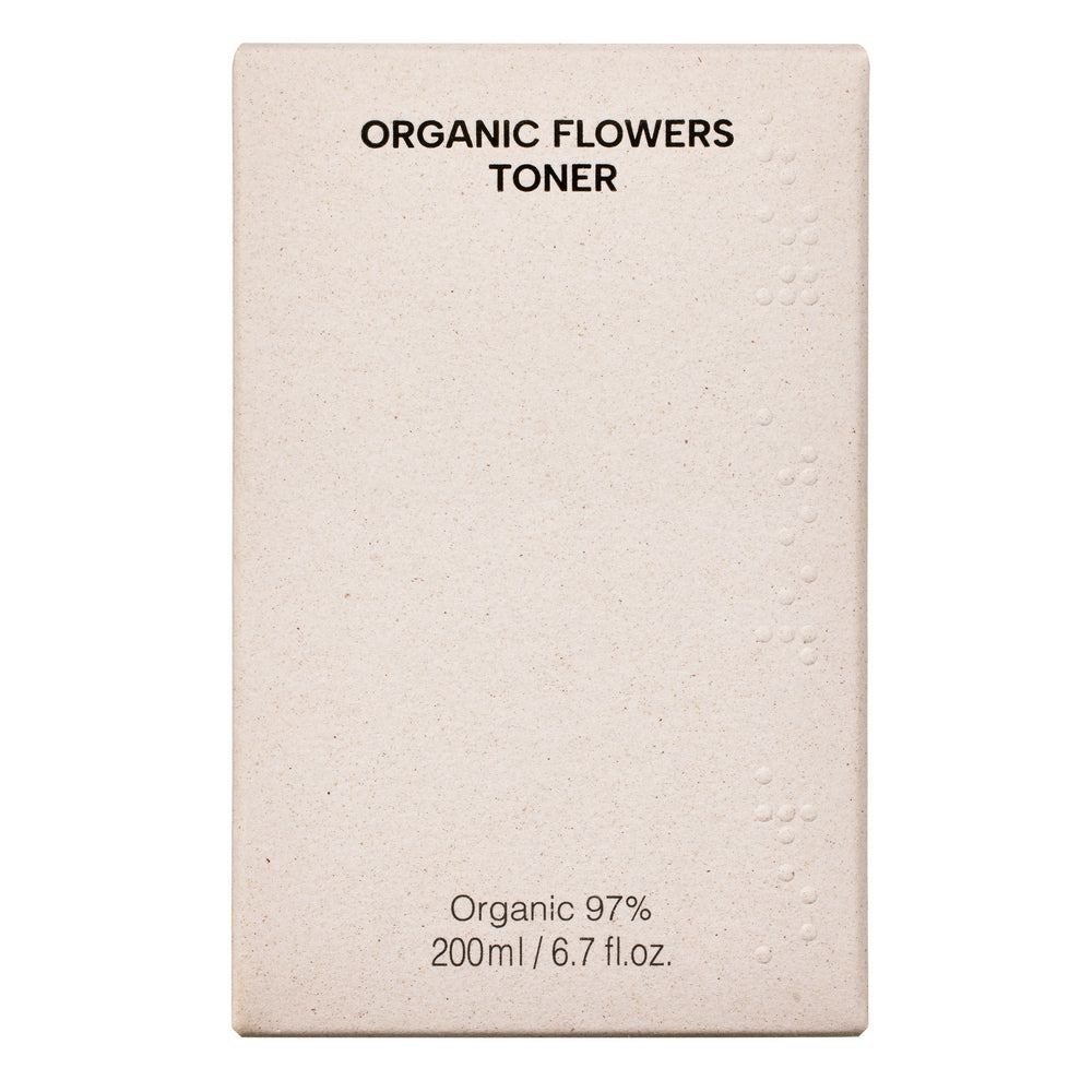 Whamisa Organic Flowers Toner Deep Rich; beige suorakaiteen muotoinen rasia tekstillä ”ORGANIC FLOWERS TONER”, merkinnät ”Organic 97%” ja ”200ml / 6.7 fl.oz.” siistillä groteskifontilla etusivulla; oikeassa reunassa hienovarainen pistekuvio; pakkaus mattapintainen; ei ihmisiä tai käsiä, tuote kuvattu tasaisella taustalla.