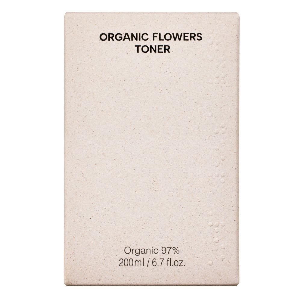 Whamisa Organic Flowers Toner Deep Rich; beige suorakaiteen muotoinen rasia tekstillä ”ORGANIC FLOWERS TONER”, merkinnät ”Organic 97%” ja ”200ml / 6.7 fl.oz.” siistillä groteskifontilla etusivulla; oikeassa reunassa hienovarainen pistekuvio; pakkaus mattapintainen; ei ihmisiä tai käsiä, tuote kuvattu tasaisella taustalla.