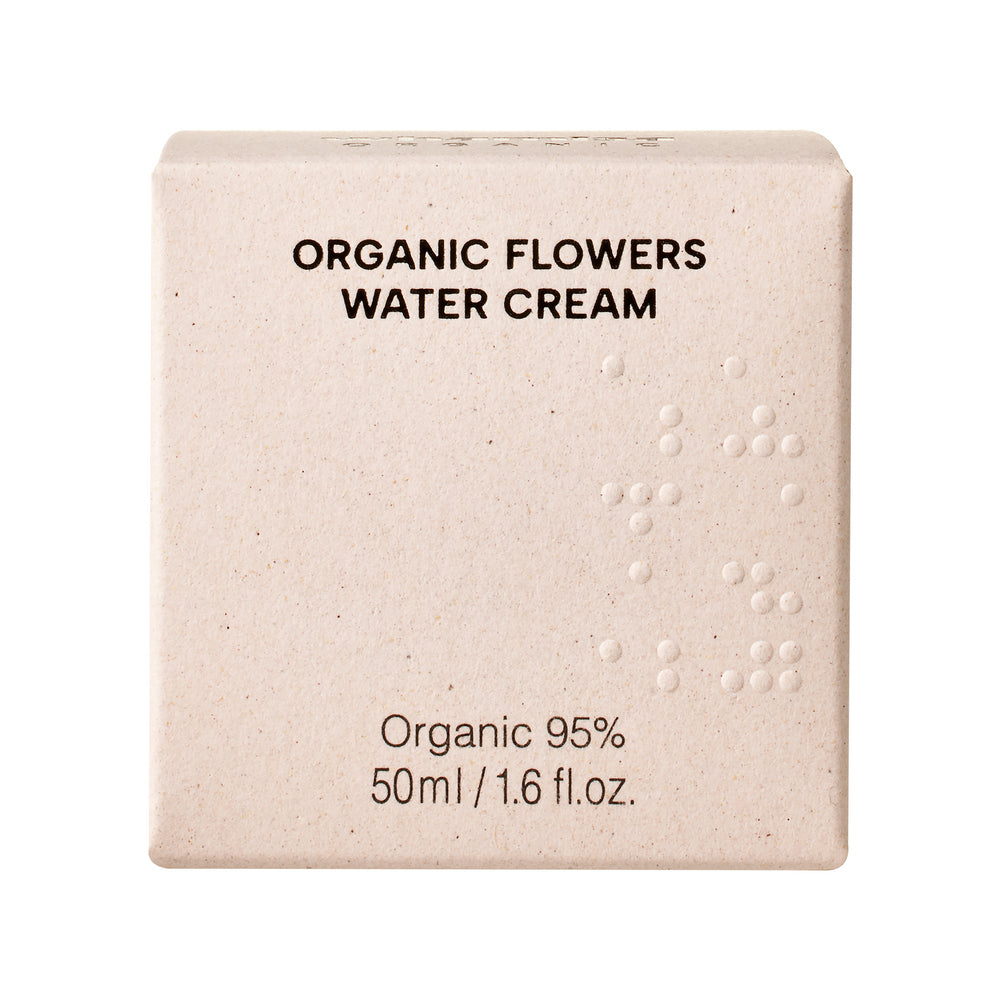 Whamisa Organic Flowers Water Cream; beige suorakaiteen muotoinen mattapintainen rasia; etusivulla teksti ”ORGANIC FLOWERS WATER CREAM”, ”Organic 95%” ja ”50ml / 1.6 fl. oz.” selkeällä groteskikirjasimella; pinnassa tasainen kohokuvioitujen pisteiden kuvio; ei ihmisiä tai muita esineitä, tuote kuvattu tasaisella taustalla.