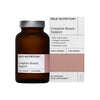 Wild Nutrition Complete Beauty Support, ruskea lasipullo pakkauksensa vieressä, joka korostaa hyötyjä iholle, hiuksille, kynsille, kollageenin muodostukselle, solunsuojaukselle ja hyaluronihapolle; ravintolisä sisältää 60 kapselia; pullo pinnaltaan sileä ja puolikiiltävä, valkoinen kierrekorkki; typografia selkeä ja moderni; molemmat esineet pystyssä valkoisella taustalla studiokuvassa.