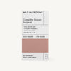 Wild Nutrition Complete Beauty Support, naisille suunnattu kapselipakkaus; suorakaiteen muotoinen pakkaus mattavalkoinen mustin ja vaaleanpunaisin kirjaimin selkeällä groteskifontilla; etusivulla hyötyväittämät iholle, hiuksille, kynsille, kollageenin muodostukselle, solunsuojaukselle ja hyaluronihapolle; ei ihmisiä eikä käsiä näkyvissä, tausta vaalea ja yksinkertainen, kuva suoraan edestä.