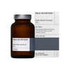 Wild Nutrition Daily Multi Nutrient 45+ for Men -pullo ja pakkaus, ruskea lasipullo, sisältää 60 kapselia; molemmissa mattapinta; laatikko valkoinen mustin tekstausvapain tekstein ja vähäisin sinisin korostuksin; etusivulla ikoneita ja lyhyttä tekstiä kognitiivisesta toiminnasta, testosteronista, immuunijärjestelmän tuesta ja miesten hyvinvoinnin ravintoaineista; tausta vaalea; ei ihmisiä tai rekvisiittaa näkyvissä.