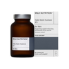 Wild Nutrition Daily Multi Nutrient 45+ for Men -pullo ja pakkaus, ruskea lasipullo, sisältää 60 kapselia; molemmissa mattapinta; laatikko valkoinen mustin tekstausvapain tekstein ja vähäisin sinisin korostuksin; etusivulla ikoneita ja lyhyttä tekstiä kognitiivisesta toiminnasta, testosteronista, immuunijärjestelmän tuesta ja miesten hyvinvoinnin ravintoaineista; tausta vaalea; ei ihmisiä tai rekvisiittaa näkyvissä.