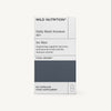 Wild Nutrition Daily Multi Nutrient 45+ for Men -pakkaus, valkoinen ja harmaa laatikko, tukee kognitiivista toimintaa, testosteronitasoja ja immuunijärjestelmää huolellisesti valituilla ravintoaineilla; sisältää 60 kapselia; laatikko suorakulmainen mattapinnalla, painettua tekstausvapaata tekstiä mustalla ja harmaalla; ei käsiä tai ihmisiä näkyvissä; tausta yksinkertainen; suora edestäpäin otettu tuotekuva täyttää kuvan.