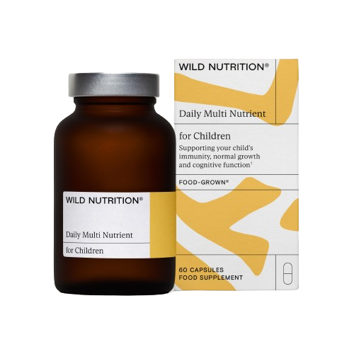 Wild Nutrition Daily Multi Nutrient for Children -pullo ja pakkaus, sisältää 60 kapselia vitamiineja ja kivennäisaineita; pakkaus mattapintainen, suorakulmainen laatikko, valkoisia ja keltaisia abstrakteja kuvioita, mustaa tekstausvapaata tekstiä ja yksityiskohtaisia tuotetietoja; ei ihmisiä tai käsiä näkyvissä; tausta yksinkertainen ja vaalea; laaja tuotekuva.