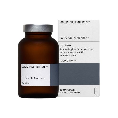 WILD NUTRITION Daily Multi Nutrient for Men -pullo ja pakkaus, sisältää 60 kapselia testosteronin, lihasten tuen, elinvoiman ja immuunijärjestelmän terveyden tueksi; pullo sylinterimäinen mattametallisella korkilla; sekä pakkaus että laatikko pääosin valkoisia mustin tekstausvapain tekstein; tausta valkoinen; ei ihmisiä tai käsiä näkyvissä.