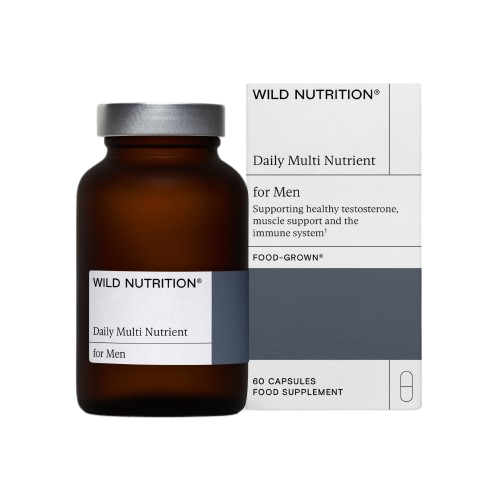 WILD NUTRITION Daily Multi Nutrient for Men -pullo ja pakkaus, sisältää 60 kapselia testosteronin, lihasten tuen, elinvoiman ja immuunijärjestelmän terveyden tueksi; pullo sylinterimäinen mattametallisella korkilla; sekä pakkaus että laatikko pääosin valkoisia mustin tekstausvapain tekstein; tausta valkoinen; ei ihmisiä tai käsiä näkyvissä.