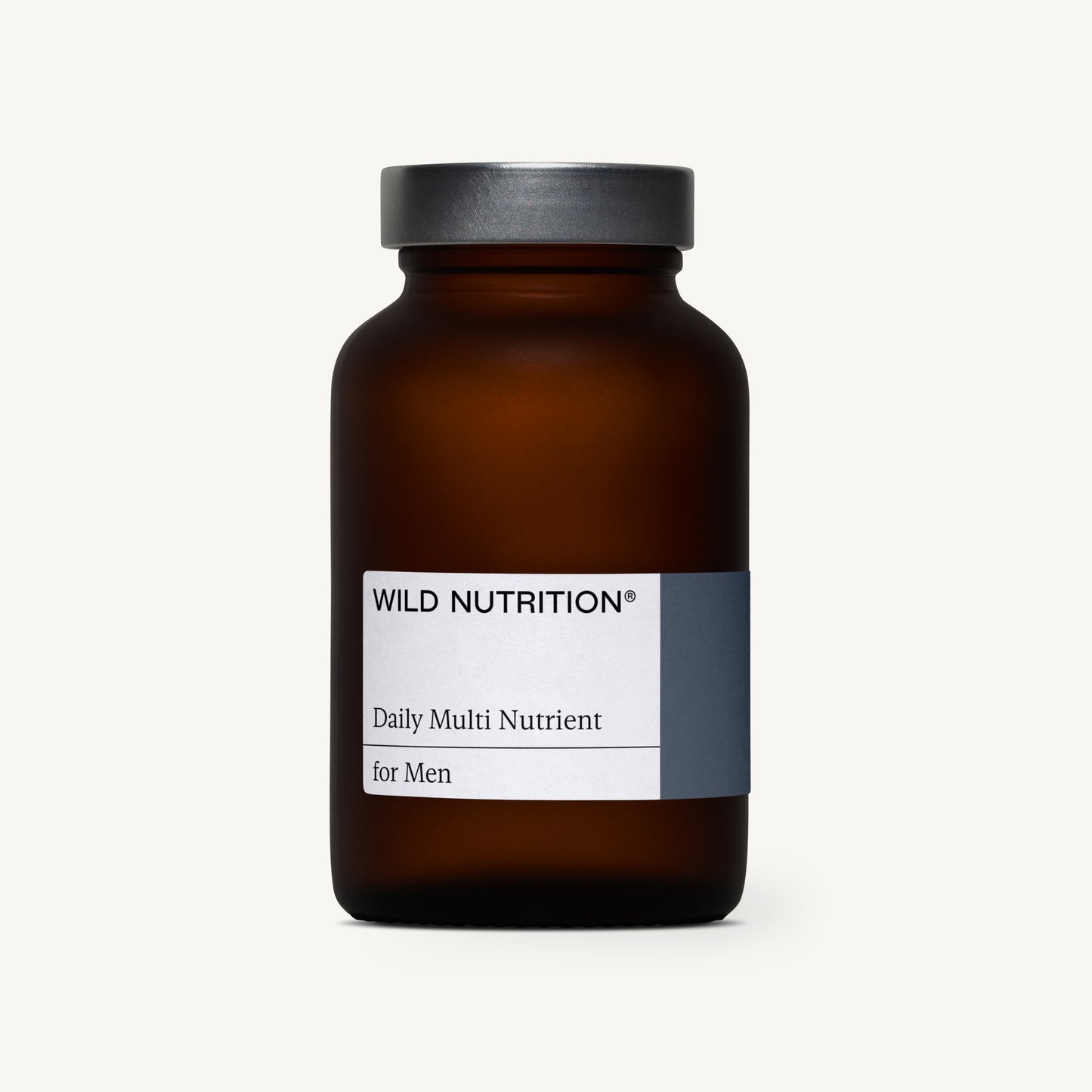 WILD NUTRITION Daily Multi Nutrient for Men -pullo, ruskea lasipullo harmaalla korkilla valkoista taustaa vasten, korostaen premium-tason ravintolisäkoostumusta; pullo sylinterimäinen mattapinnalla ja tiukasti istuvalla muovikorkilla; etiketissä lihavoitua tekstausvapaata mustaa ja harmaata tekstiä valkoisella pohjalla; ei ihmisiä tai muita esineitä kuvassa.