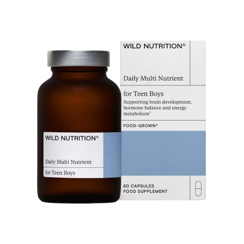 Wild Nutrition Daily Multi Nutrient for Teen Boys -pullo ja pakkaus, keskeiset hyödyt aivojen kehitykselle, hormonitasapainolle ja energia-aineenvaihdunnalle, muotoiltu teini-ikäisten erityisiin ravintotarpeisiin; sisältää 60 kapselia; mattapintainen pakkaus valkoisella pohjalla ja tummanharmaalla tekstausvapaalla tekstillä; ei ihmisiä tai käsiä näkyvissä; studiotuotekuva yksinkertaisella alustalla.