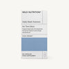 Wild Nutrition Daily Multi Nutrient for Teen Boys -pakkaus; suorakulmainen laatikko mattavalkoisella pohjalla sinisin korostuksin; teksti yksinkertaista modernia tekstausvapaata fonttia; etiketissä lukee "60 capsules" sekä vähäisiä graafisia elementtejä; tausta valkoinen; ei ihmisiä tai muita esineitä näkyvissä; tukee aivojen kehitystä, hormonitasapainoa ja energia-aineenvaihduntaa.