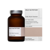Wild Nutrition Daily Multi Nutrient for Teen Girls -pullo, ruskea lasipullo vastaavan pakkauksen vieressä; pakkauksessa suurta tekstausvapaata tekstiä mustalla ja sinisellä mattavalkoisella pohjalla; listattu tuki aivotoiminnalle, hormonitasapainolle, energia-aineenvaihdunnalle ja teini-ikäisten ravintotarpeille; ei ihmisiä tai käsiä näkyvissä; studiokuva valkoista taustaa vasten.