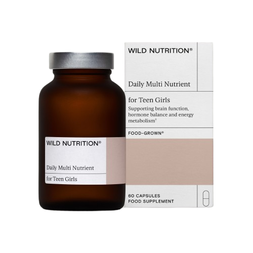 Wild Nutrition Daily Multi Nutrient for Teen Girls -pullo, ruskea lasipullo vastaavan pakkauksen vieressä; pakkauksessa suurta tekstausvapaata tekstiä mustalla ja sinisellä mattavalkoisella pohjalla; listattu tuki aivotoiminnalle, hormonitasapainolle, energia-aineenvaihdunnalle ja teini-ikäisten ravintotarpeille; ei ihmisiä tai käsiä näkyvissä; studiokuva valkoista taustaa vasten.