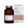 Wild Nutrition Daily Multi Nutrient for Women -pullo ja suorakulmainen valkoinen laatikko mattapinnalla vierekkäin; molemmissa teksti "Wild Nutrition Daily Multi Nutrient for Women" selkeällä mustalla tekstausvapaalla fontilla; pullossa hopeanvärinen kierrekorkki; etiketissä maininta 60 kapselista ja keskeisistä ravintoaineista; tausta neutraali ja yksinkertainen; ei ihmisiä tai käsiä näkyvissä; tuote kuvattu suoraan edestä.