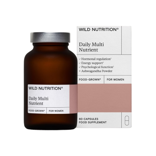 Wild Nutrition Daily Multi Nutrient for Women -pullo ja suorakulmainen valkoinen laatikko mattapinnalla vierekkäin; molemmissa teksti "Wild Nutrition Daily Multi Nutrient for Women" selkeällä mustalla tekstausvapaalla fontilla; pullossa hopeanvärinen kierrekorkki; etiketissä maininta 60 kapselista ja keskeisistä ravintoaineista; tausta neutraali ja yksinkertainen; ei ihmisiä tai käsiä näkyvissä; tuote kuvattu suoraan edestä.