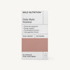 Wild Nutrition Daily Multi Nutrient for women -pakkaus, hyödyt kuten energia ja psykologinen tuki, sisältää 60 kapselia sekä ashwagandhajauhetta; laatikko suorakulmainen mattapinnalla, pääosin valkoinen vaaleanpunaisella osiolla alaosassa; teksti yksinkertaista tekstausvapaata fonttia, pääosin mustaa; tausta vaalea ja yksinkertainen; ei ihmisiä tai käsiä näkyvissä; kuva suora edestäpäin otettu.