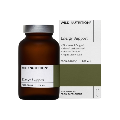 Wild Nutrition Energy Support, ruskea lasipullo pakkauksensa edessä, korostaa väsymyksen vähentämistä, henkistä suorituskykyä ja kilpirauhasen tukea; sekä pullossa että pakkauksessa mustaa yksinkertaista groteskitekstiä valkoisella pohjalla harmain korostuksin; pakkaus sisältää 60 vegaanista kapselia; tuotteet kuvattu vaaleaa taustaa vasten, ei ihmisiä näkyvissä.