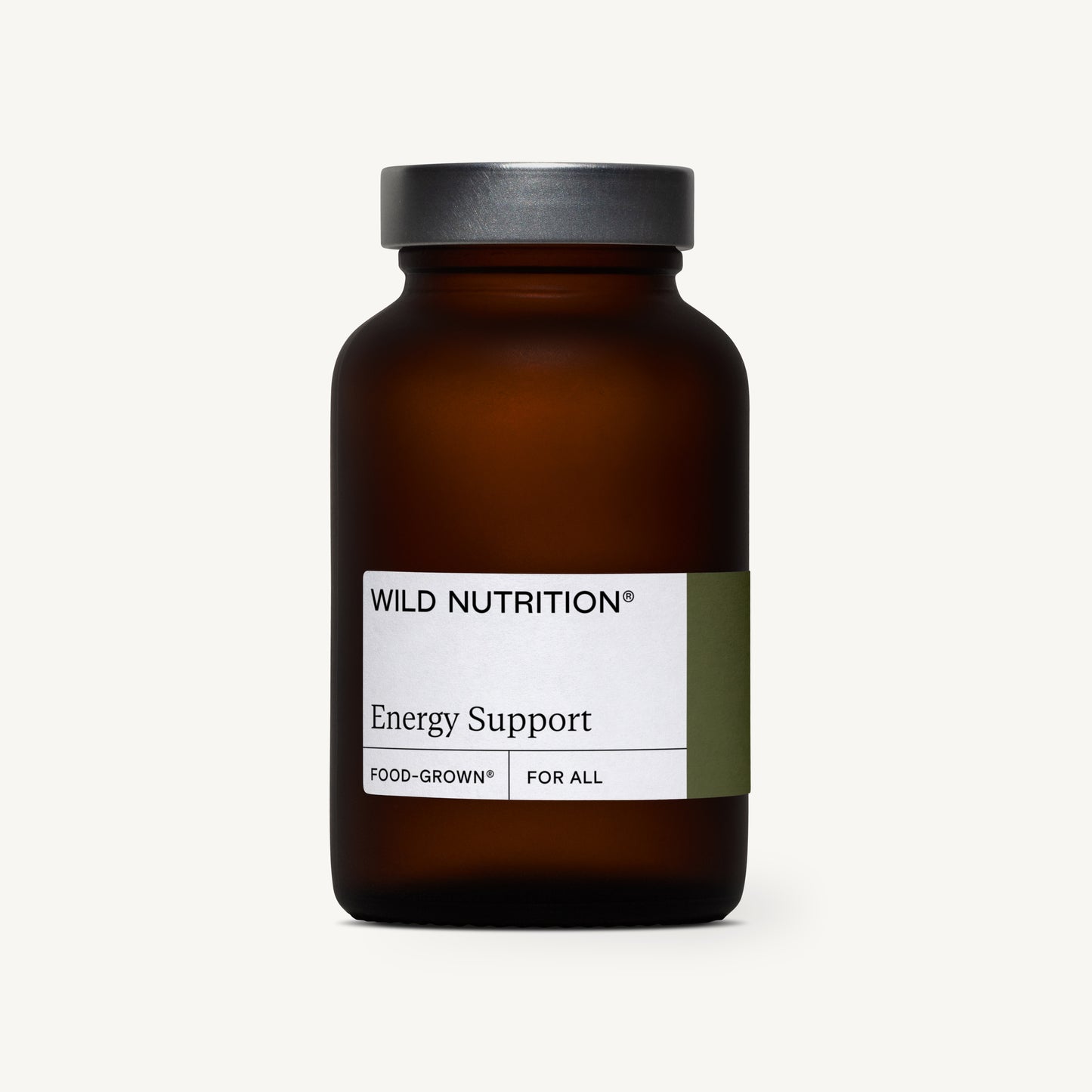 Wild Nutrition Energy Support; ruskea lasipullo mustalla muovisella kierrekorkilla, sylinterimäinen ja mattapintainen; etikettivalkoinen vihrein korostuksin, tekstinä "Wild Nutrition Energy Support and Food-Grown Magnesium" selkeällä groteskifontilla; ei ihmisiä eikä käsiä näkyvissä, tuote pystyssä yhtenäisellä valkoisella taustalla.