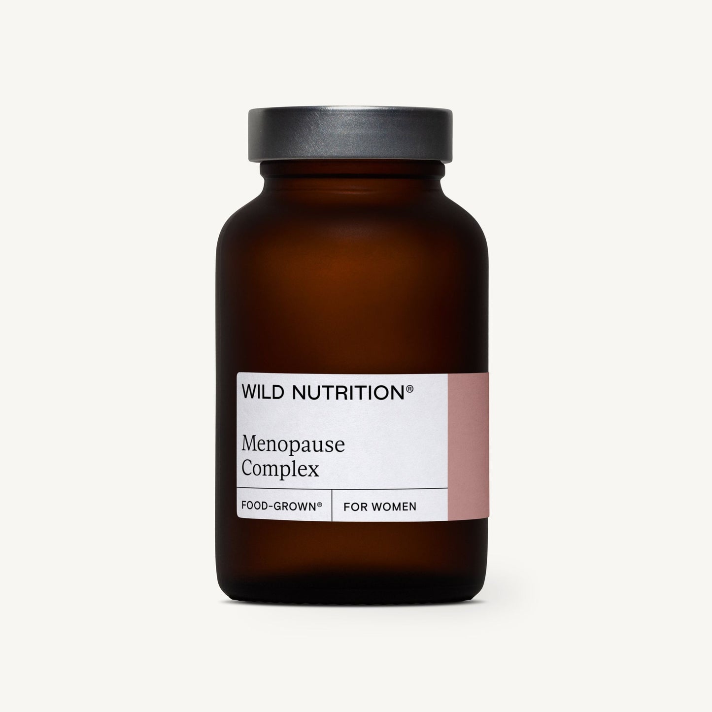 Wild Nutrition Menopause Complex -pullo, ruskea lasipullo mattamustalla kierrekannella; valkoisessa etiketissä mustaa tekstausvapaata tekstiä ja vaaleanpunainen vaakaraita; etiketissä lukee "Wild Nutrition Menopause Complex"; pullo sylinterimäinen ja pystyssä yksinkertaisella taustalla; ei ihmisiä tai käsiä näkyvissä; naisten terveyttä ja hyvinvointia tukeva tuote.