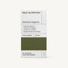 Wild Nutrition Immune Support -pakkaus, valkoinen ja vihreä, sisältää 60 kapselia; hyödyt kuten immuniteetin tuki, väsymyksen vähentäminen sekä keskeiset ainesosat D-vitamiini, sinkki ja maitakesienijauhe luonnollisen immuniteetin ylläpitämiseksi; suorakulmainen laatikko mattapinnalla, tekstausvapaata typografiaa etupuolella; tausta valkoinen; ei ihmisiä tai muita esineitä näkyvissä.