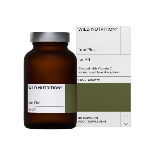 WILD NUTRITION Iron Plus for All -pullo, ruskea pullo pakkauksensa edessä; pullo sylinterimäinen mattapinnalla ja hopeisella korkilla; laatikko pääosin valkoinen mustin tekstausvapain tekstein, pienin värikorostuksin; luettavassa tekstissä C-vitamiini sekä maininta 30 kapselista; tausta neutraali ja yksinkertainen; ei ihmisiä tai käsiä näkyvissä.