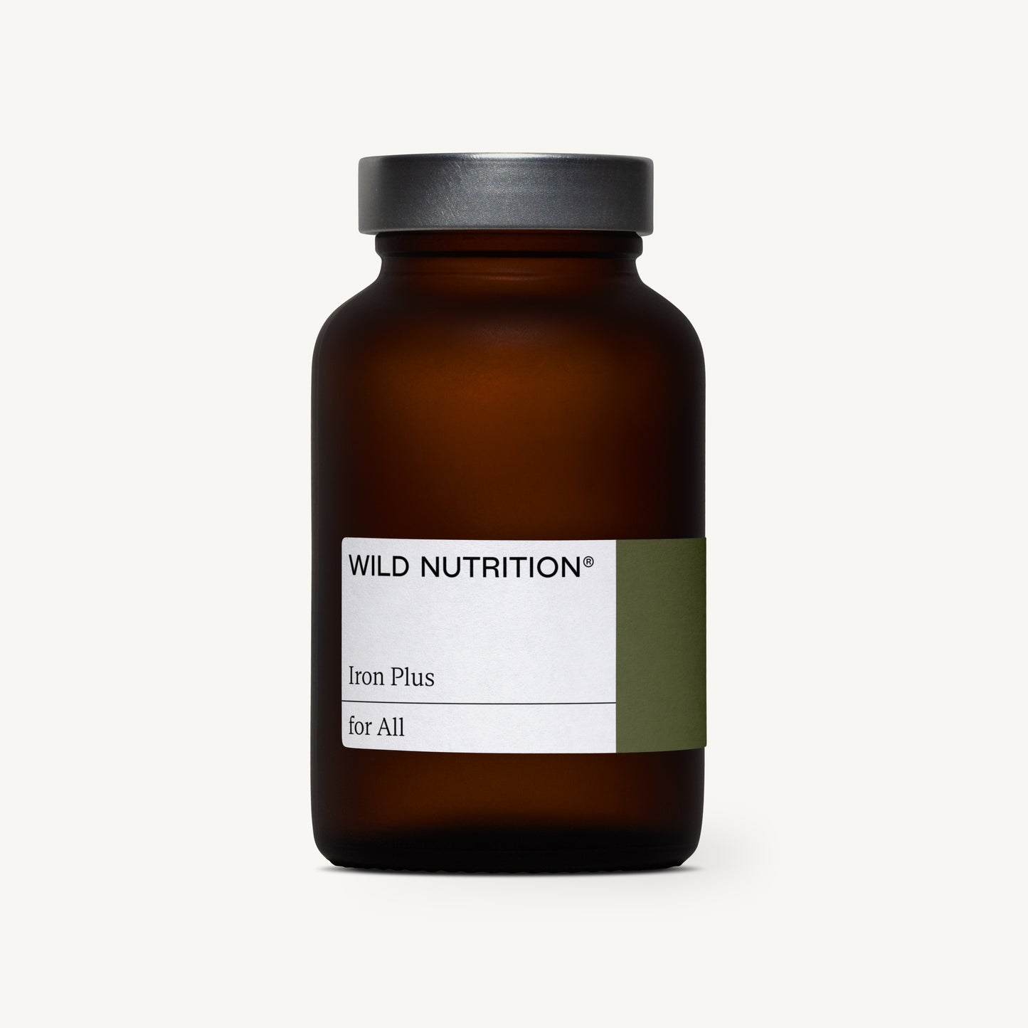 WILD NUTRITION Iron Plus for All -pullo, ruskea lasipullo mustalla korkilla valkoista taustaa vasten; pullo sylinterimäinen mattapinnalla; etiketti lihavoitua mustaa tekstausvapaata typografiaa valkoisella pohjalla minimaalisin suunnitteluelementein; pakkaus laatikoimaton, pystyssä; ei ihmisiä tai käsiä näkyvissä tässä studiotuotekuvassa.