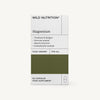 Wild Nutrition Magnesium -pakkaus, ravintolisä, 60 kapselia; suorakulmainen laatikko mattavalkoisella pinnalla ja vaakasuoralla vihreällä raidalla yläosassa; tummaa tekstausvapaata tekstiä, joka nimeää tuotteen ja listaa hyödyt: tukee hermostoa, lihasten toimintaa, vähentää väsymystä; ei ihmisiä tai käsiä näkyvissä; tausta yksinkertainen; tieteellisesti tutkittu koostumus tarjoaa olennaista magnesiumia päivittäiseen hyvinvointiin.