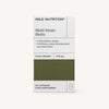 Wild Nutrition Multi Strain Biotic, 30 kapselia sisältävä ravintolisäpakkaus; suorakaiteen muotoinen, pinta mattavalkoinen tummanharmain ja sinisin tekstein; etiketissä "8 mikrobiottista kantaa" ja "30 miljardia PMY päiväannosta kohden"; typografiassa käytetty sekä antiikva- että groteskifontteja; ei ihmisiä eikä käsiä näkyvissä, tausta neutraali studiokuva suoraan edestä.